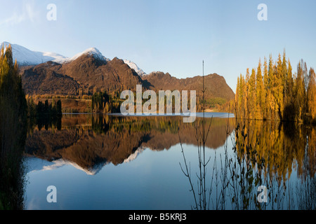 Loch Alvie Herbst Farben und ruhige Reflexion der schneebedeckten Berge zeigen Stockfoto