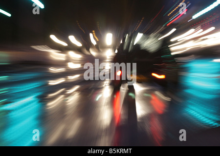 Zoomen auf Autos in der Nacht in Dänemark Stockfoto