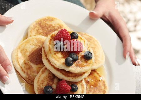 Frische, gesunde Früchte Scotch Pfannkuchen mit Beeren und Golden Sirup Frühstück Mahlzeit serviert auf einem Teller Stockfoto