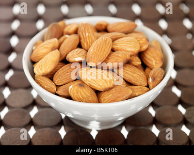Schale mit frischem gesunden Mandel Muttern ohne Menschen und einen Freistellungspfad Stockfoto