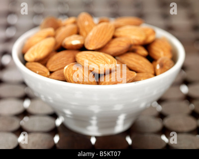 Schale mit frischem gesunden Mandel Muttern ohne Menschen und einen Freistellungspfad Stockfoto