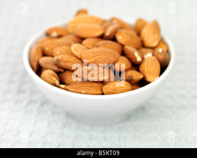 Schale mit frischem gesunden Mandel Muttern ohne Menschen und einen Freistellungspfad Stockfoto