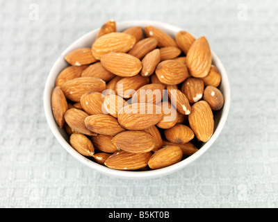 Schale mit frischem gesunden Mandel Muttern ohne Menschen und einen Freistellungspfad Stockfoto