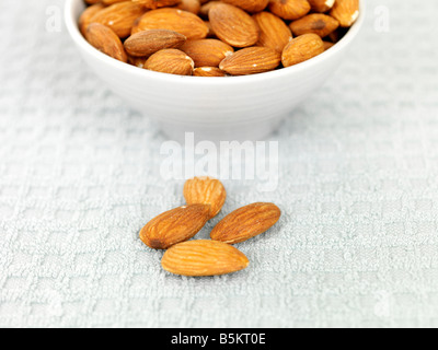 Schale mit frischem gesunden Mandel Muttern ohne Menschen und einen Freistellungspfad Stockfoto