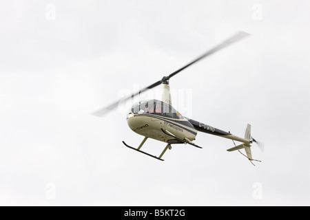 Robinson R44 Astro G-OWND im Endanflug auf Sandtoft Flugplatz landen Stockfoto