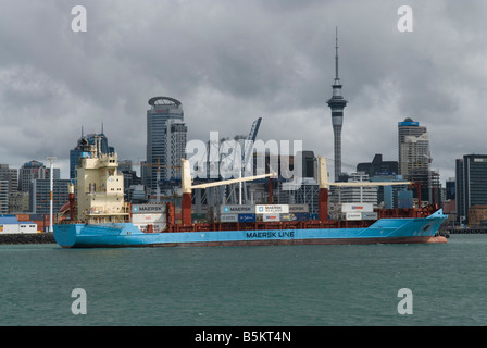 Die Maersk Fukuoka, ein Containerschiff in den Hafen von Auckland, Nordinsel, Neuseeland. Schiffe Container zwischen Neuseeland und Pazifische Inseln. Stockfoto