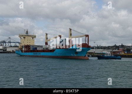 Die Maersk Fukuoka, ein Containerschiff in den Hafen von Auckland, Nordinsel, Neuseeland. Schiffe Container zwischen Neuseeland und Pazifische Inseln. Stockfoto