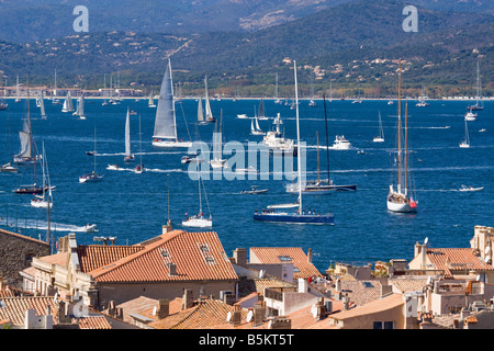 Ein Blick über die Dächer von Saint Tropez / Côte d ' Azur / Provence / Südfrankreich bis in die Bucht von Saint-Tropez Stockfoto