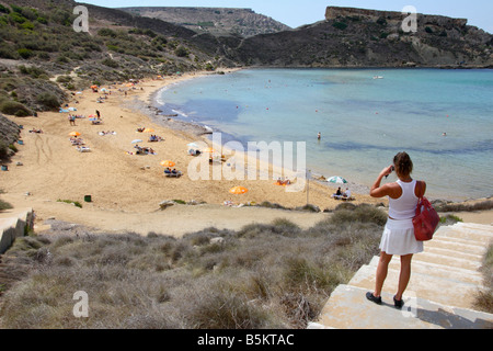 Eine junge Frau, die den schönen Strand von "Ghajn Tuffieha Bay" in Malta Nordwest zu fotografieren. Stockfoto