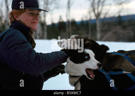 Frau mit Schlittenhunde bei Schlittenhunderennen in der Nähe von 100 Mile House in der Cariboo Region British Columbia Kanada Stockfoto