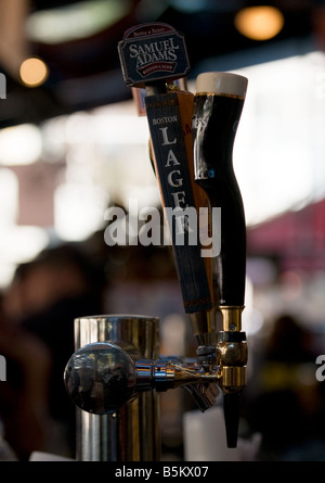 Bier klopfen Griffe in einer Bar, Boston, New England Stockfoto