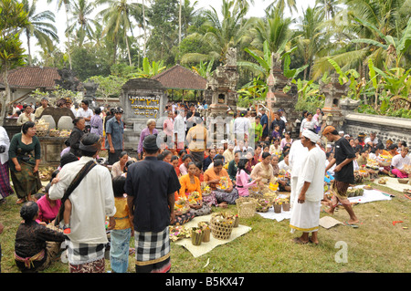 Balinesen bei Feuerbestattung Zeremonie, Bali, Indonesien Stockfoto