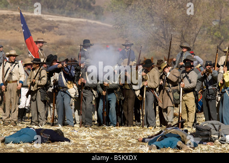 Konföderierte Soldaten feuern tote Soldaten im Vordergrund Stockfoto