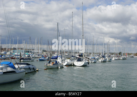 Yachten in Lymington Marina aufgenommen April Lymington Hampshire UK Stockfoto