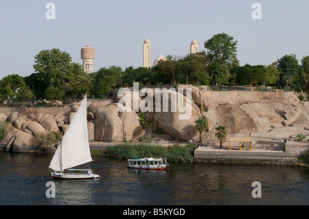 Eine tour Boot und einer traditionellen Feluke Segeln auf dem Nil in Assuan Ägypten Stockfoto