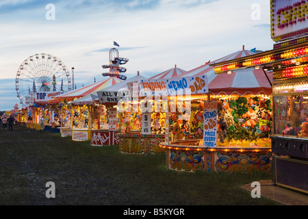 Spiel-Stände und Fahrgeschäfte auf einer Kirmes (speziell bei der Hopfengaben Jahrmarkt auf Newcastle Stadt Moor) Stockfoto