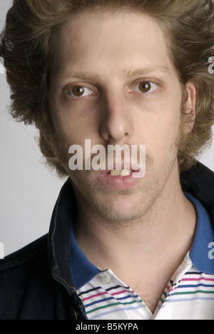 Junger Mann mit bockte Zähne. Stockfoto