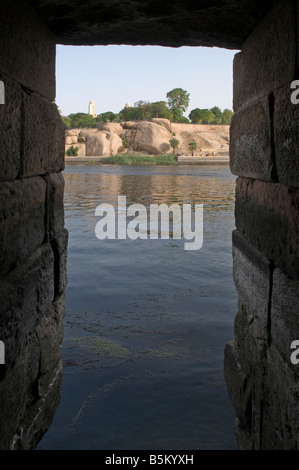 Das Nilometer des Satet oder Satis Temple, das in späten ptolemäischen Zeiten errichtet wurde, um Tiefe des Nils zu messen, der auf Elephantine Insel, Assuan Ägypten gelegen ist. Stockfoto