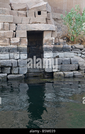 Das Nilometer des Satet oder Satis Temple, das in späten ptolemäischen Zeiten errichtet wurde, um Tiefe des Nils zu messen, der auf Elephantine Insel, Assuan Ägypten gelegen ist. Stockfoto