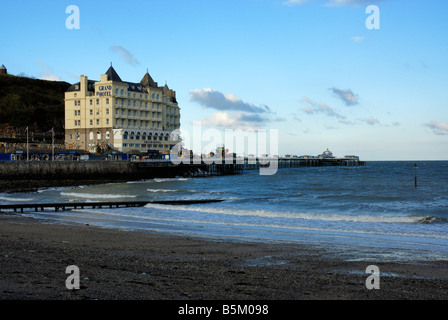 Das Grand Hotel und Pier Llandudno Stockfoto