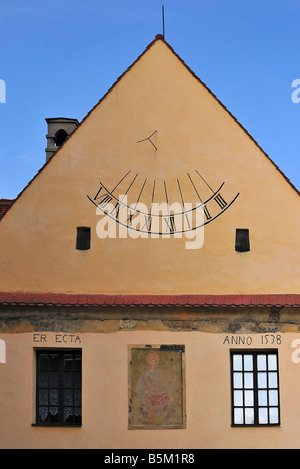 Sonnenuhr an der Wand Altbau Bardejov, Slowakei Stockfoto