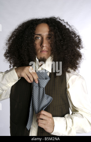 Mann mit zottigen Haaren in formelle Kleidung. Stockfoto