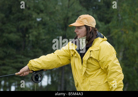 Shel Zolkewich Fliegenfischen auf Hecht, Knee Lake, Manitoba, Kanada. Stockfoto