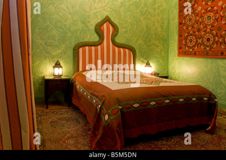 Typische Schlafzimmer im orientalischen Stil der Talisman Hotel de Charme Boutique Hotel im Zentrum von Kairo Ägypten eingerichtet Stockfoto