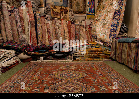 Ein Teppichgeschäft auf dem Markt Luxor Ägypten Stockfoto