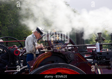 Lokomobile in Dampf mit Reinigung und Wartung Worker bei Astle Park Rallye Stockfoto