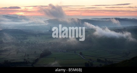 Morgendämmerung über Castleton Tal von Mam Tor im englischen Peak District mit dem Zement arbeitet in der Ferne Stockfoto