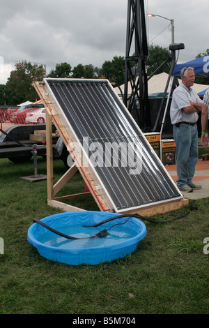 Solarheizung-Panel auf dem Display in Bodennähe Stockfoto