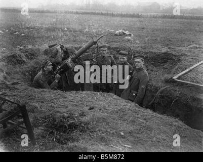 2 G55 B1 1918 2 WWI deutschen Luftangriff Verteidigung Foto 1918 Geschichte WWI Luftkrieg Luftangriff Verteidigung deutschen Maschine "Gunners" in einer t Stockfoto