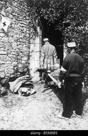 2 G55 F1 1915 4 Frankreich Krankenwagen mit verwundeten Geschichte WWI Frankreich Krankenwagen tragen verletzte französische Soldaten auf einem Feld Kra Stockfoto