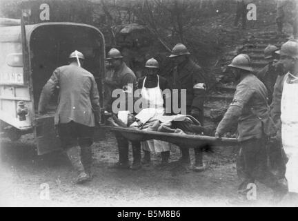 2 G55 F1 1915 5 Frankreich Verkehr ein verwundeter Soldat Geschichte WWI Frankreich Transport eines verwundeten Soldaten in einem Krankenwagen des F Stockfoto