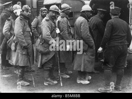 2 G55 F1 1915 7 französische Truppen an Bord einen Krankenwagen 1915 Geschichte Weltkrieg Frankreich Wounded französische Soldaten Aufstieg auf einen Krankenwagen Stockfoto