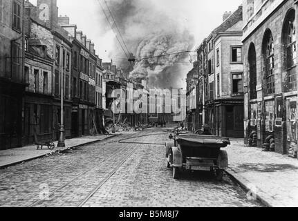 2 G55 F1 1918 9 Bombardement von Amiens WWI 1918 Geschichte Weltkrieg ich Frankreich Schlacht von Amiens März April 1918 Feuer in einem Bezirk Stockfoto