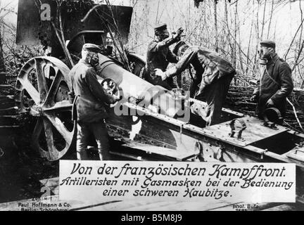 2 G55 G1 1914 deutsche Haubitze Weltkrieg Geschichte Weltkrieg Gas Krieg deutschen Artilleristen mit Gasmasken laden eine schwere Haubitze auf Stockfoto