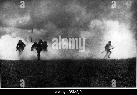2 G55 G1 1915 Gasangriff auf dem östlichen vorderen WWI 1915 Geschichte Weltkrieg Gas Krieg deutsche Soldaten nach einem feindlichen Gasangriff auf die Stockfoto