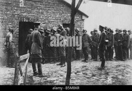 2 G55 G1 1917 6 WWI Bundeswehr Gasmaske testen Foto Geschichte WWI Gas Kriegsführung deutsche Armee Westfront Warteschlangen bis zu neuen Lea Test Stockfoto