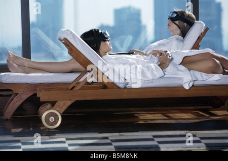 Zwei Frauen am Pool faulenzen. Stockfoto