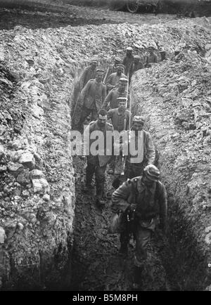 2 G55 K1 1915 14 deutschen Kriegsgefangenen in Champagner WWI 1915 Geschichte Weltkrieg Kriegsgefangene erfasst deutsche in Soldaten Schützengräben nea Stockfoto