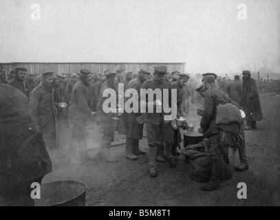 2 G55 K1 1916 25 WWI deutsche Kriegsgefangene Foto Geschichte WWI 1914-18 Kriegsgefangenen POW camp in Frankreich, die Aufteilung der Suppe t Stockfoto