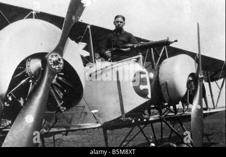 2 G55 L2 1917 11 deutschen Soldaten französischen Flugzeug WWI 1917 Geschichte Weltkrieg Luftkrieg ein deutscher Soldat in einem erbeuteten französischen p Stockfoto