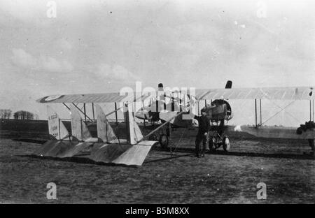 2 G55 L2 1917 13 deutschen Soldaten französischen Flugzeug WWI 1917 Geschichte 1 Weltkrieg Luftkrieg A deutscher Soldat vor einer Kappe steht Stockfoto