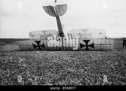 Deutsch-Jahres Flugzeug WWI 1917 Geschichte Weltkrieg Luftkrieg ein deutscher Flugzeug Jahres Typ C III nach einem Sturz Foto 1917 Stockfoto