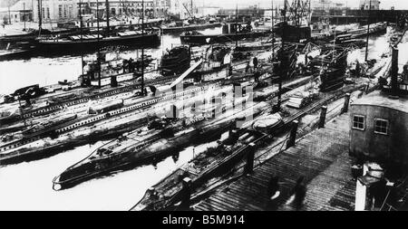 2 G55 M1 1917 10 deutschen U Boote im Hafen Weltkrieg Geschichte Weltkrieg Krieg auf hoher See U-Boote vor einem Operat Ion Ph bewaffnet Stockfoto