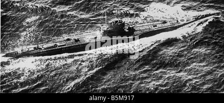 2 G55 M1 1917 11 Luftbild des U-Boot Weltkriegs Geschichte Weltkrieg Krieg auf hoher See eine Luftaufnahme von einem deutschen U-Boot mit einem 15cm Stockfoto