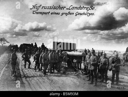 2 G55 O1 1915 8 deutsche Artillerie Mannschaft Eastern Front Geschichte Weltkrieg Eastern Front auf einer russischen Landstraße eine deutsche Artille Stockfoto