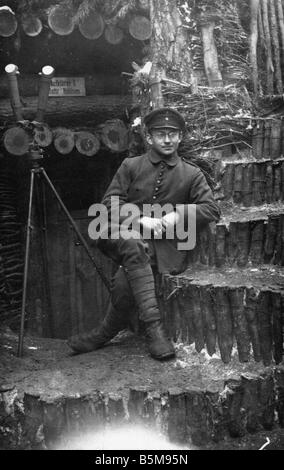 2 G55 O1 1917 6 deutsche Beobachter im Graben WWI 1917 Geschichte Welt Krieg ich Ostfront deutsche Beobachtung Soldat mit einem Batterie-c Stockfoto